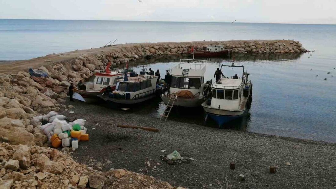 Van Gölü’nde geçimini balıkçılıkla sağlayan vatandaşlar, av yasağının sona ermesiyle