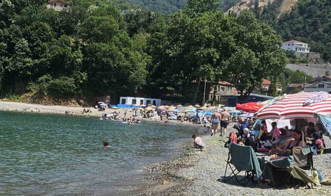 Zonguldak’ın Kozlu ilçesinde bulunan Ilıksu Plajı’nda hava sıcaklığının 28 dereceyi