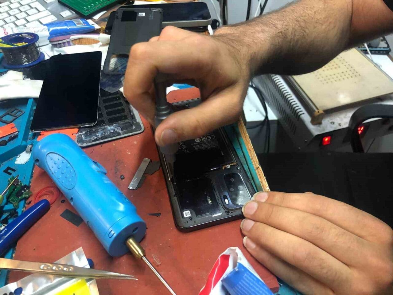 Eskişehir’de sıcaklıkların artmasıyla beraber vatandaşlar bataryalarının bozulması nedeniyle telefoncuların yolunu