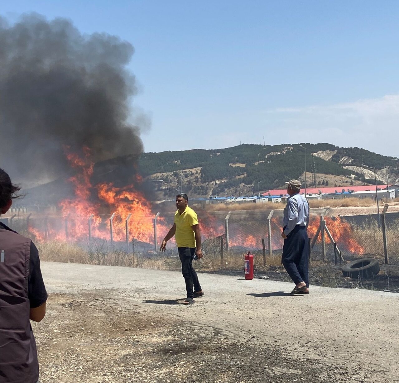 Adıyaman’da, vatandaşların anız yangınına erken müdahalesi sayesinde konteyner kent yanmaktan