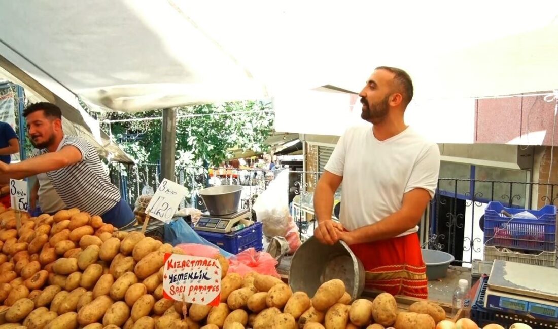 Pazarcılık yapan Özgür Doğru ve Nihat Aygün, Şarkıcı Demet Akalın