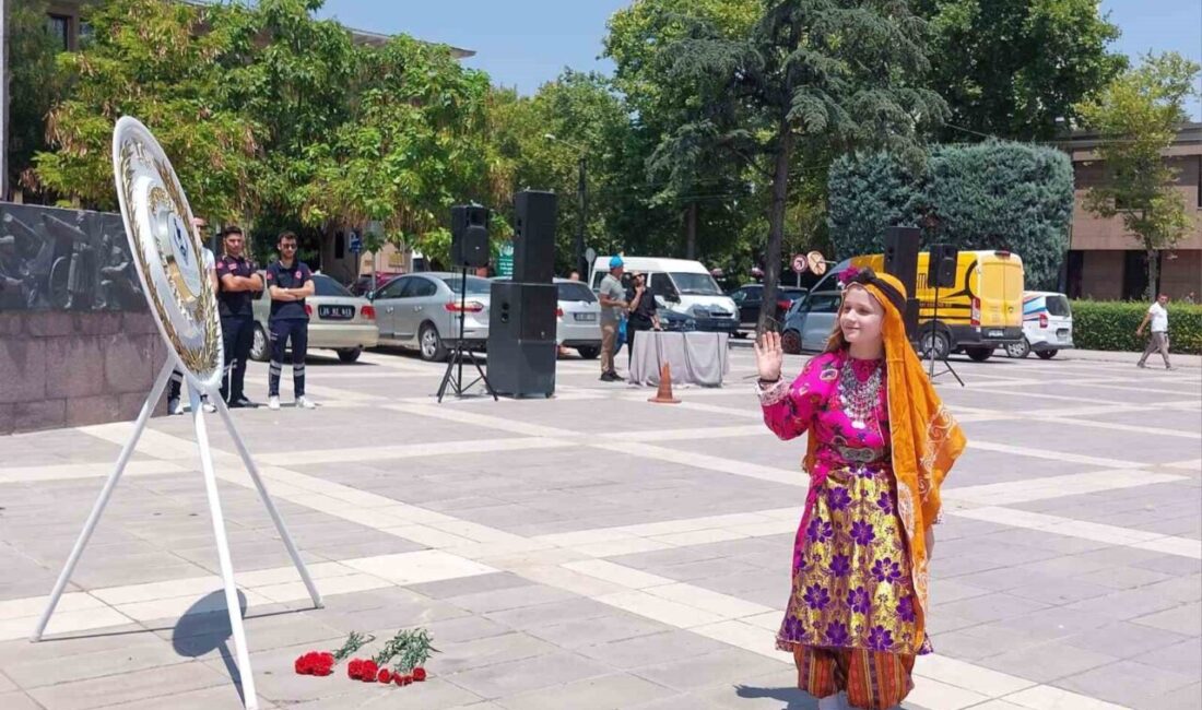 Eskişehir Sivrihisar Belediyesi’nin festival programı kapsamında Atatürk Anıtı’na çelenk ve