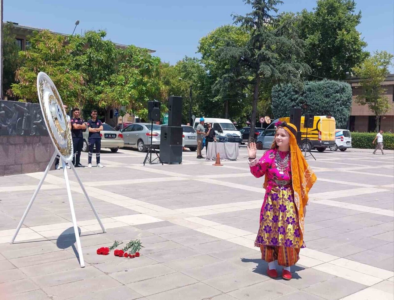 Eskişehir Sivrihisar Belediyesi’nin festival programı kapsamında Atatürk Anıtı’na çelenk ve