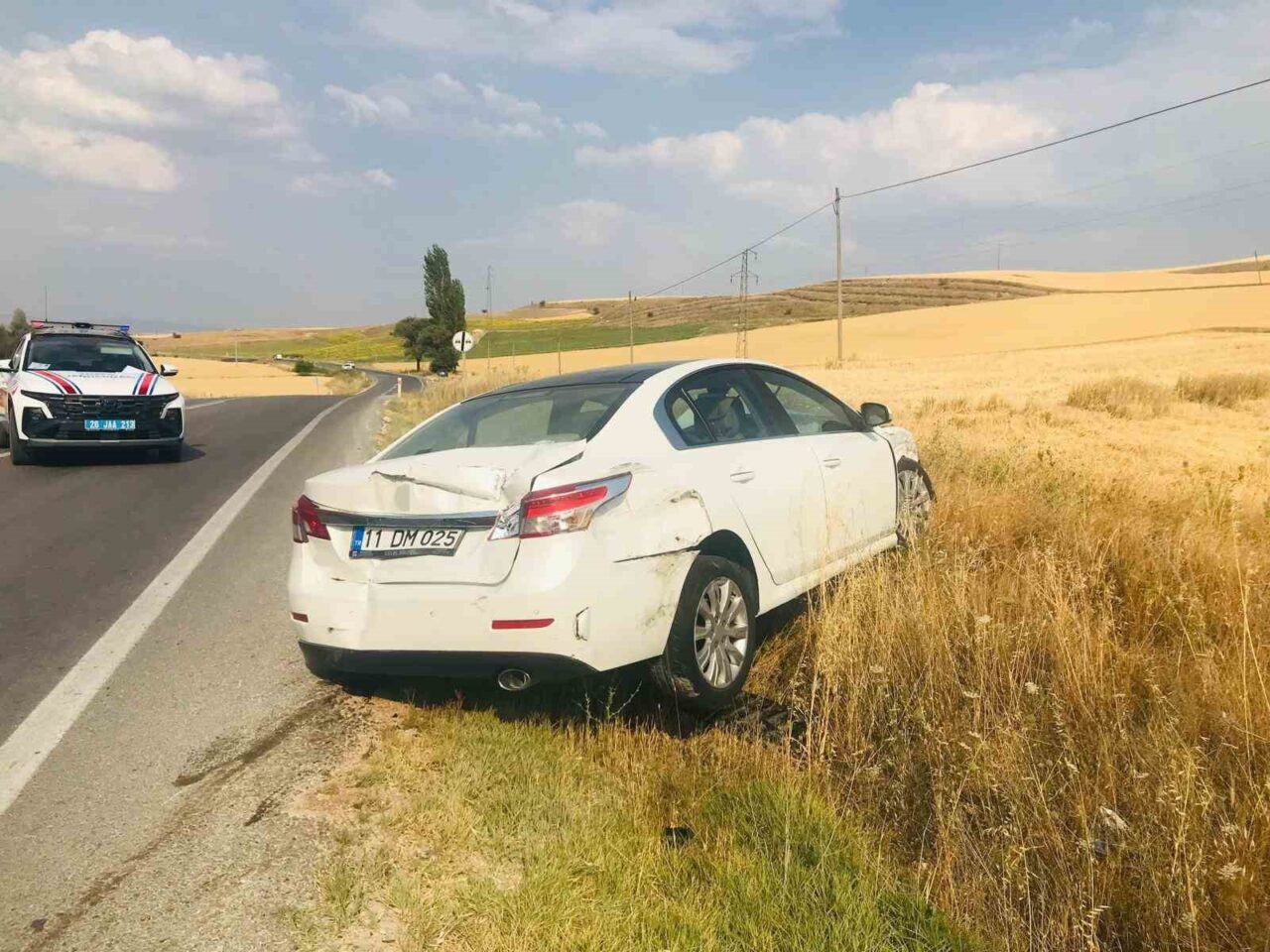 Eskişehir’de viraja hızlı giren otomobil, karşı yönden gelen çekiciye takılı