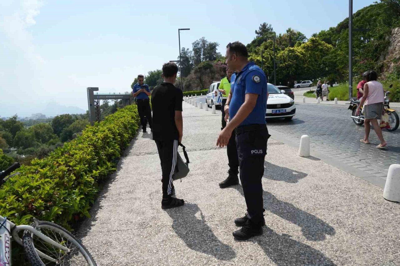 Antalya’da bisikletle giderken yokuşta virajı alamayan 2 çocuk, yaklaşık 5