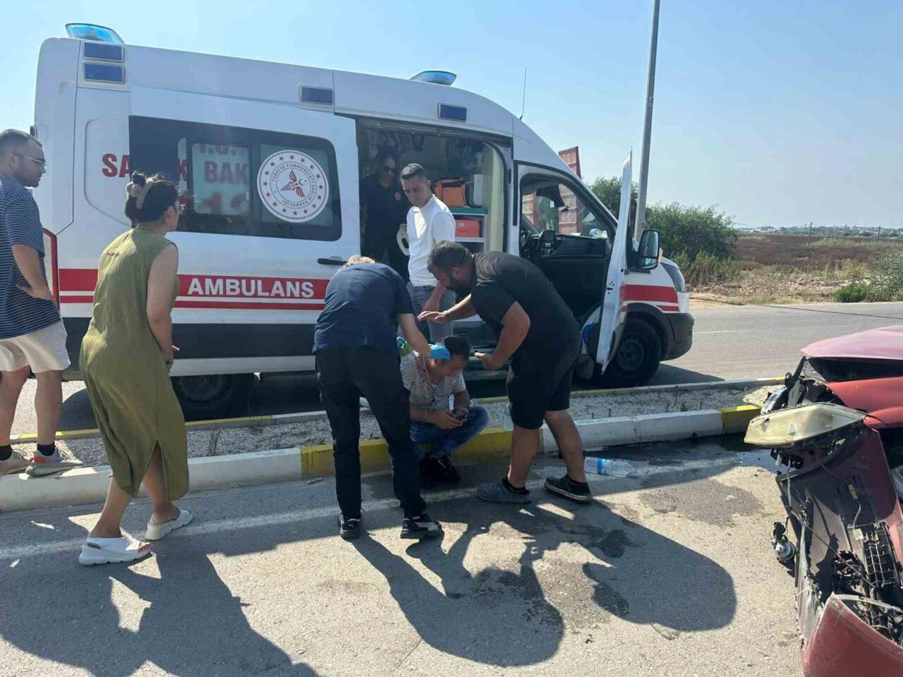 Antalya’nın Serik ilçesinde virajı alamayan otomobil refüje çarptı, sürücü yaralandı.