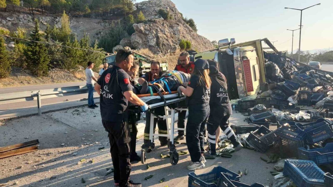 Burdur-Fethiye karayolunda virajı alamayan sebze yüklü kamyonun refüje devrilmesi sonucu