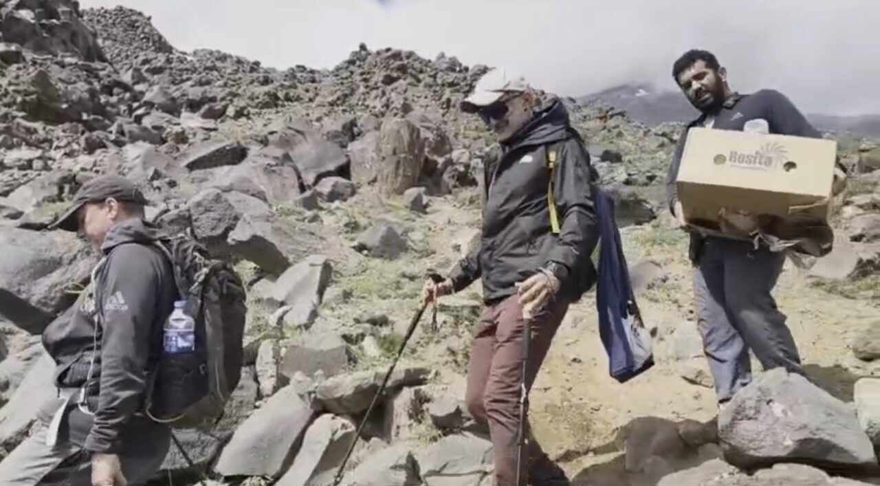 Ağrı Dağı’na tırmanan yabancı dağcılar, zirveden inişlerini sadece hatıralarla değil,