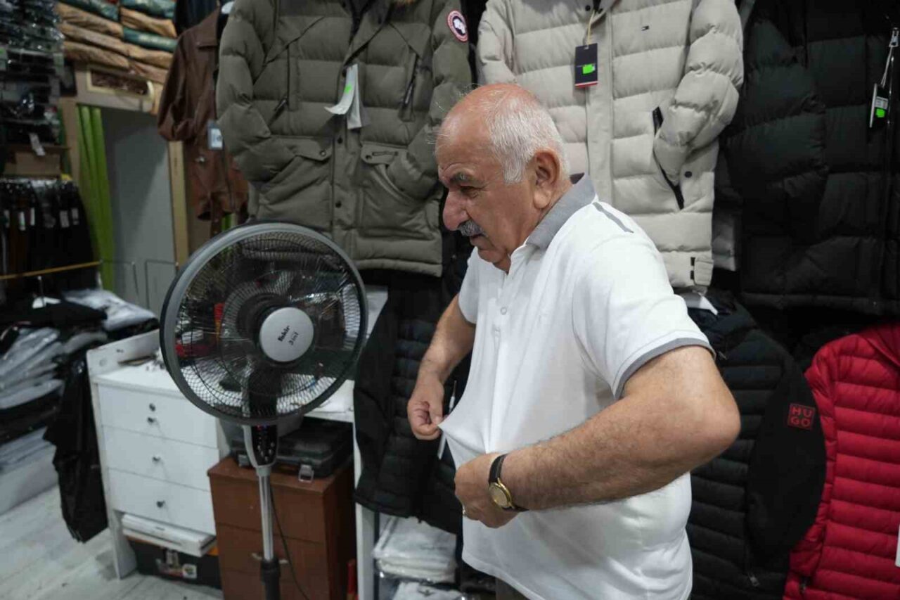 Samsun’da Yabancılar Çarşısı esnafı, kavurucu sıcaklar nedeniyle çarşıda hem kendilerinin