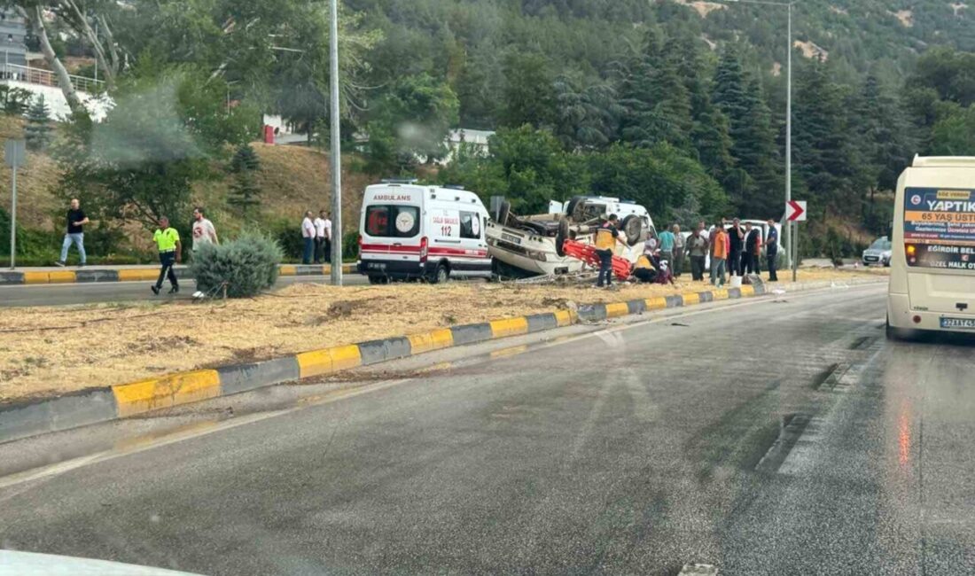 Isparta’nın Eğirdir ilçesinde yağış nedeniyle kayganlaşan yolda kontrolden çıkan minibüsün