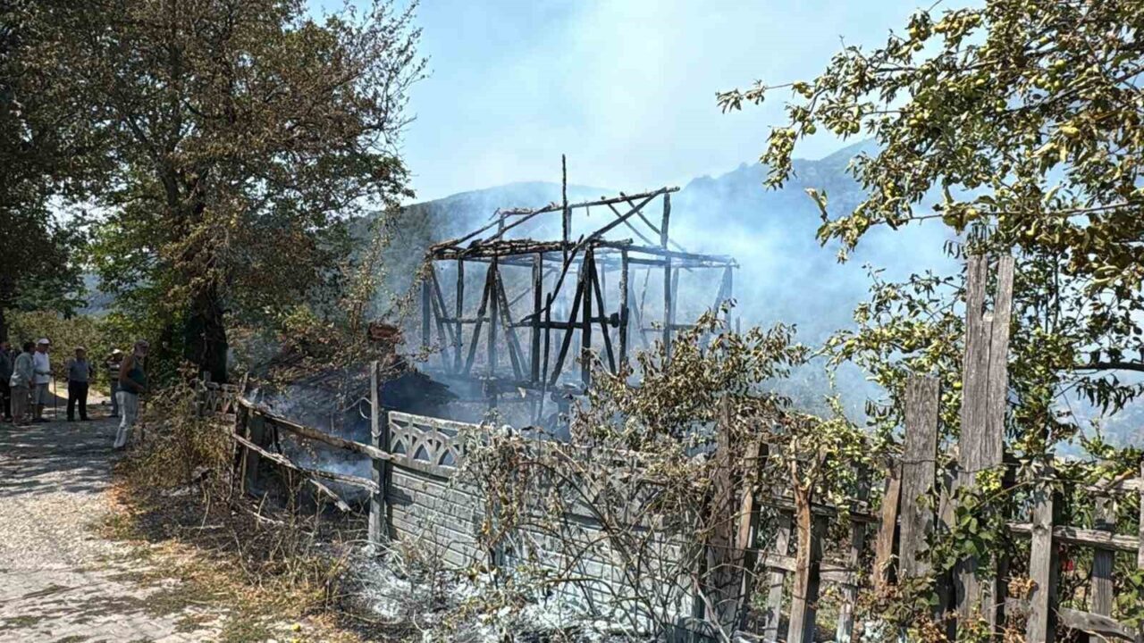 Düzce’de vatandaşların bahçede yaktığı anızlardan sıçrayan alevler iki katlı evin