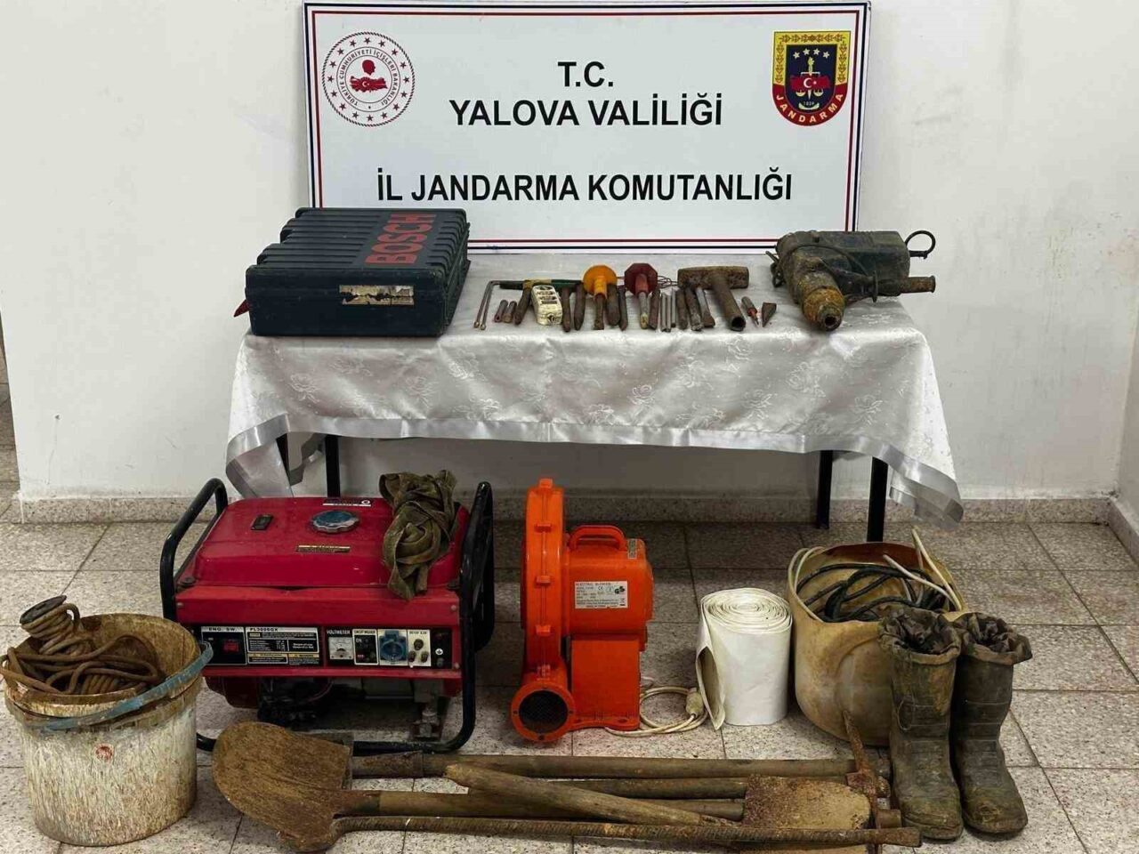 Yalova’da kaçak kazı yapan 1’i Fas uyruklu 3 şüpheli jandarma