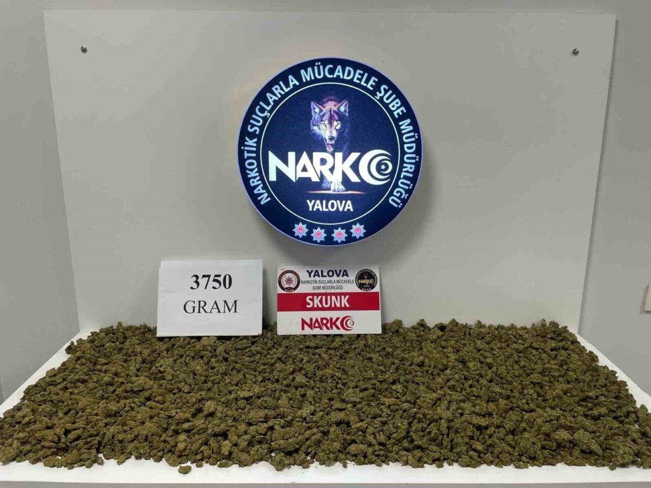 Yalova’da düzenlenen uyuşturucu operasyonunda motosikletli şüpheli durduruldu. Motosiklet üzerindeki valiz