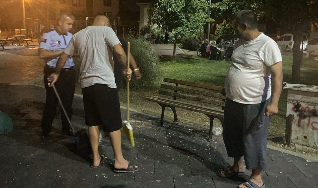 Yalova’da bir parkta yedikleri çekirdeklerin kabuklarını yere atarak çevreyi kirleten