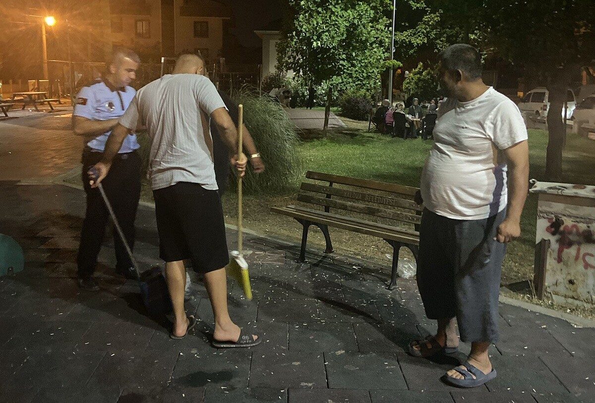 Yalova’da bir parkta yedikleri çekirdeklerin kabuklarını yere atarak çevreyi kirleten