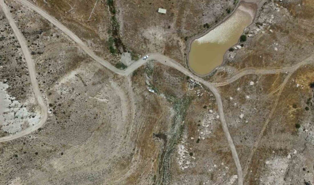 Kayseri’de, Yamula Barajı’ndaki suların sıcaklar nedeniyle çekilmesinin ardından eski mahalleler