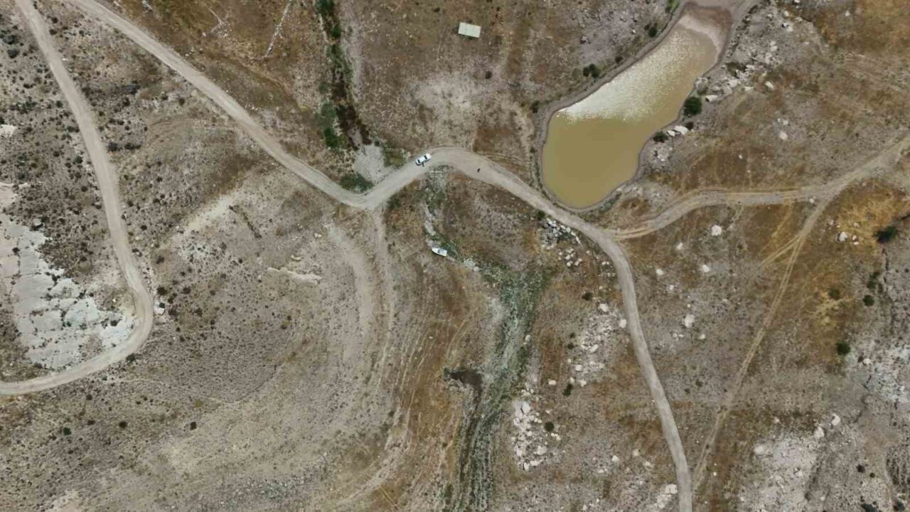 Kayseri’de, Yamula Barajı’ndaki suların sıcaklar nedeniyle çekilmesinin ardından eski mahalleler