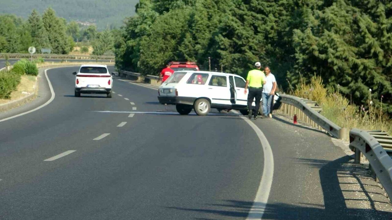Muğla’nın Menteşe ilçesinde seyir halindeyken motor kısmından alev alan bir