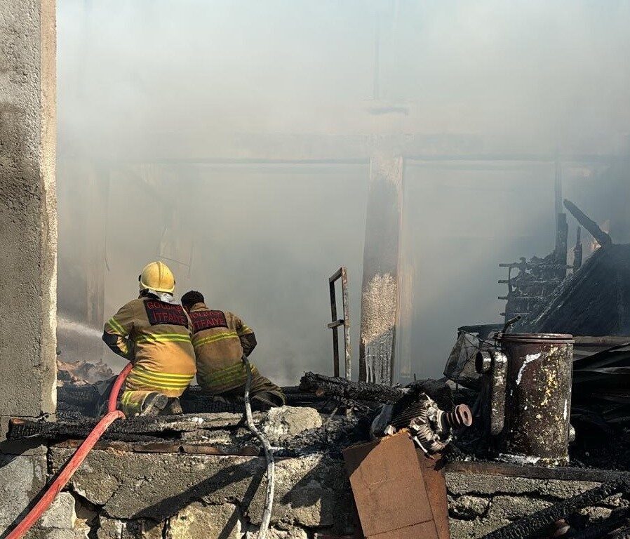 Adıyaman’ın Gölbaşı ilçesinde çıkan yangın evi kullanılamaz hale getirdi. Edinilen