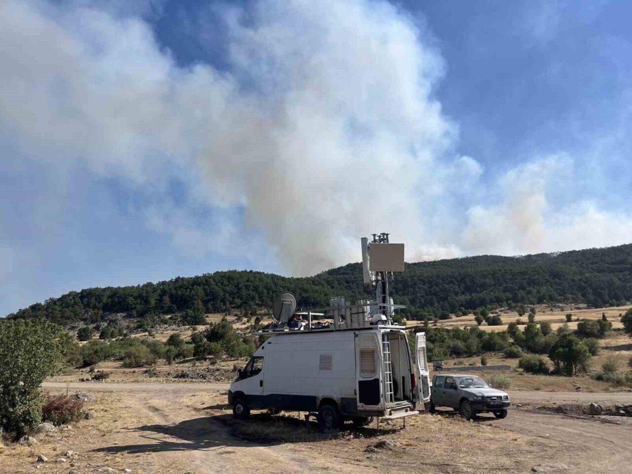 Eskişehir’in Seyitgazi İlçesi’nde çıkan orman yangını devam ederken, bölgede hatların