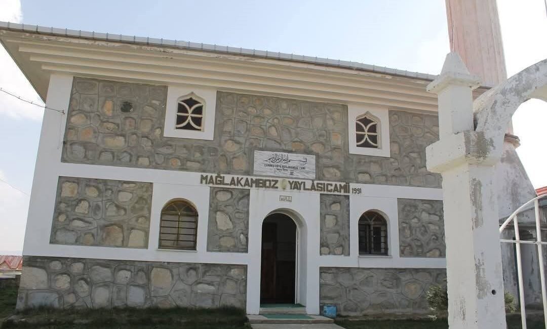 Trabzon’un Çaykara ilçesine bağlı Mağlakamboz Yaylası’ndaki camide çıkan yangın ciddi