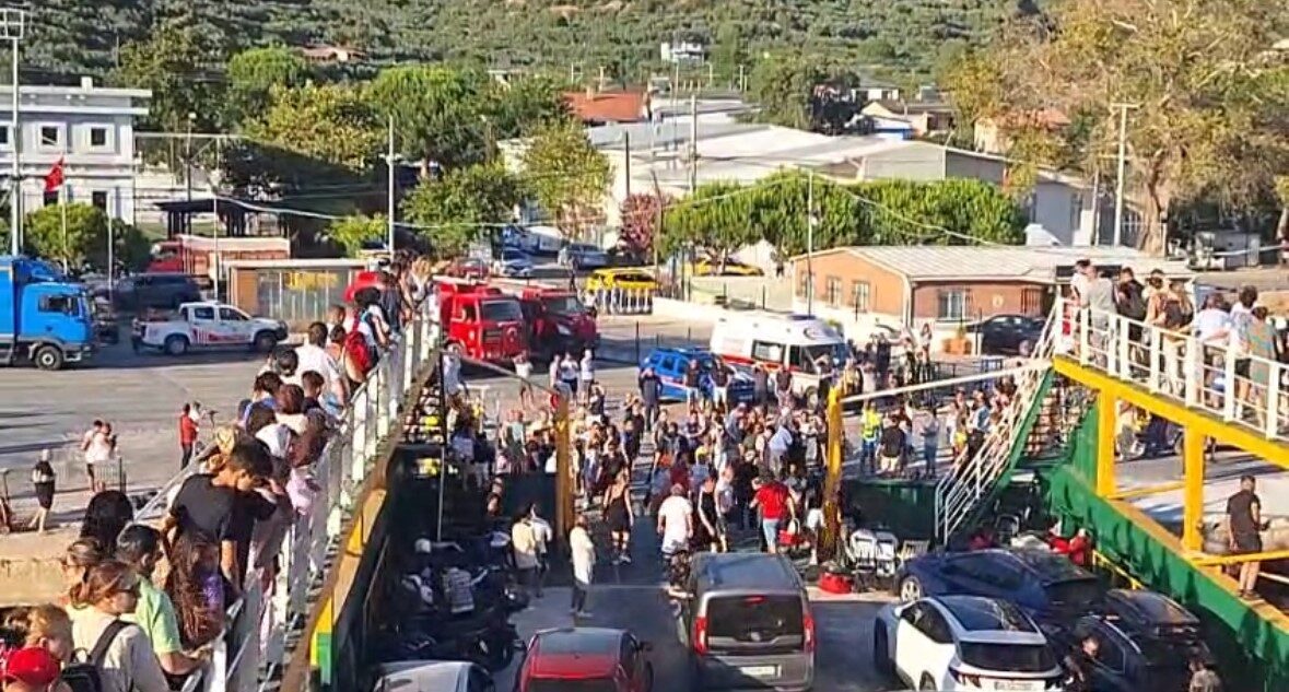 Balıkesir’in Marmara Adası açıklarında makine dairesinde yangın çıkan feribot, yürütülen