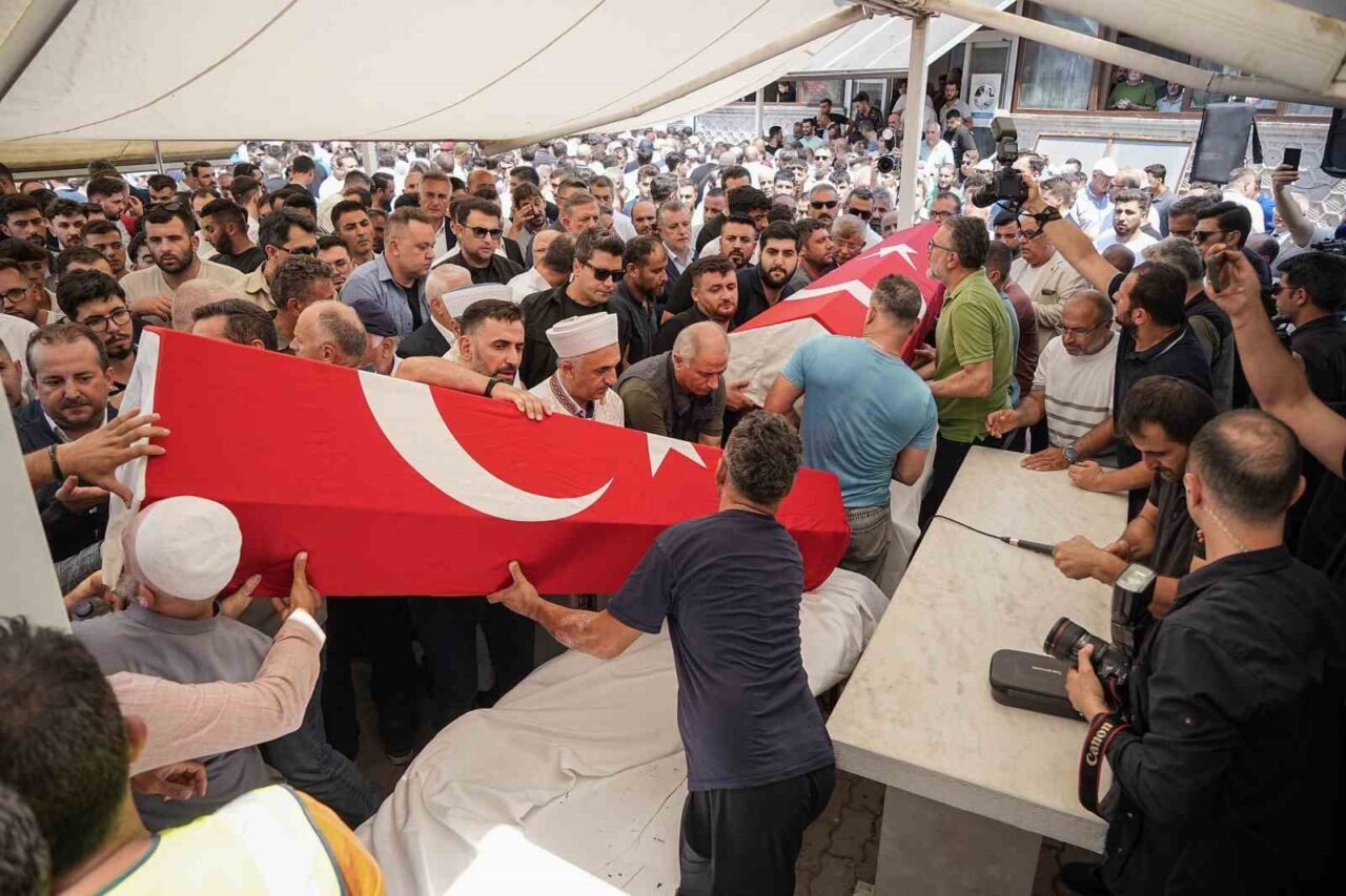 Bolu’dan gönüllü geldikleri Bursa’daki orman yangınında su tankerinin uçuruma yuvarlanması