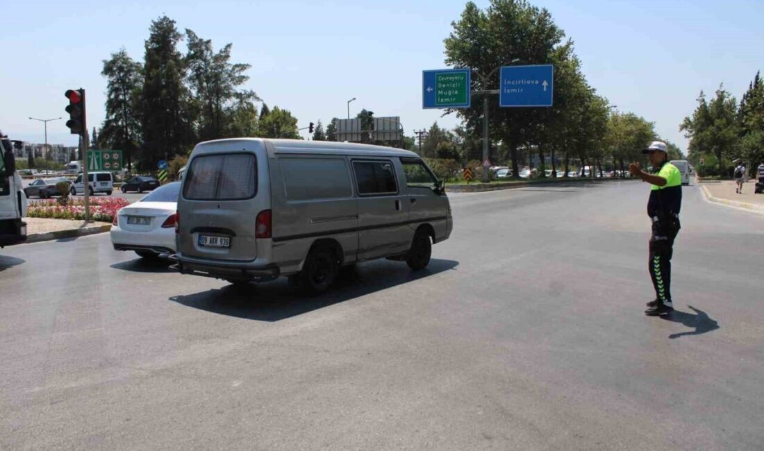 Aydın-İzmir Otoyolu Germencik gişeleri yakınında çıkan ve rüzgarla geniş alana