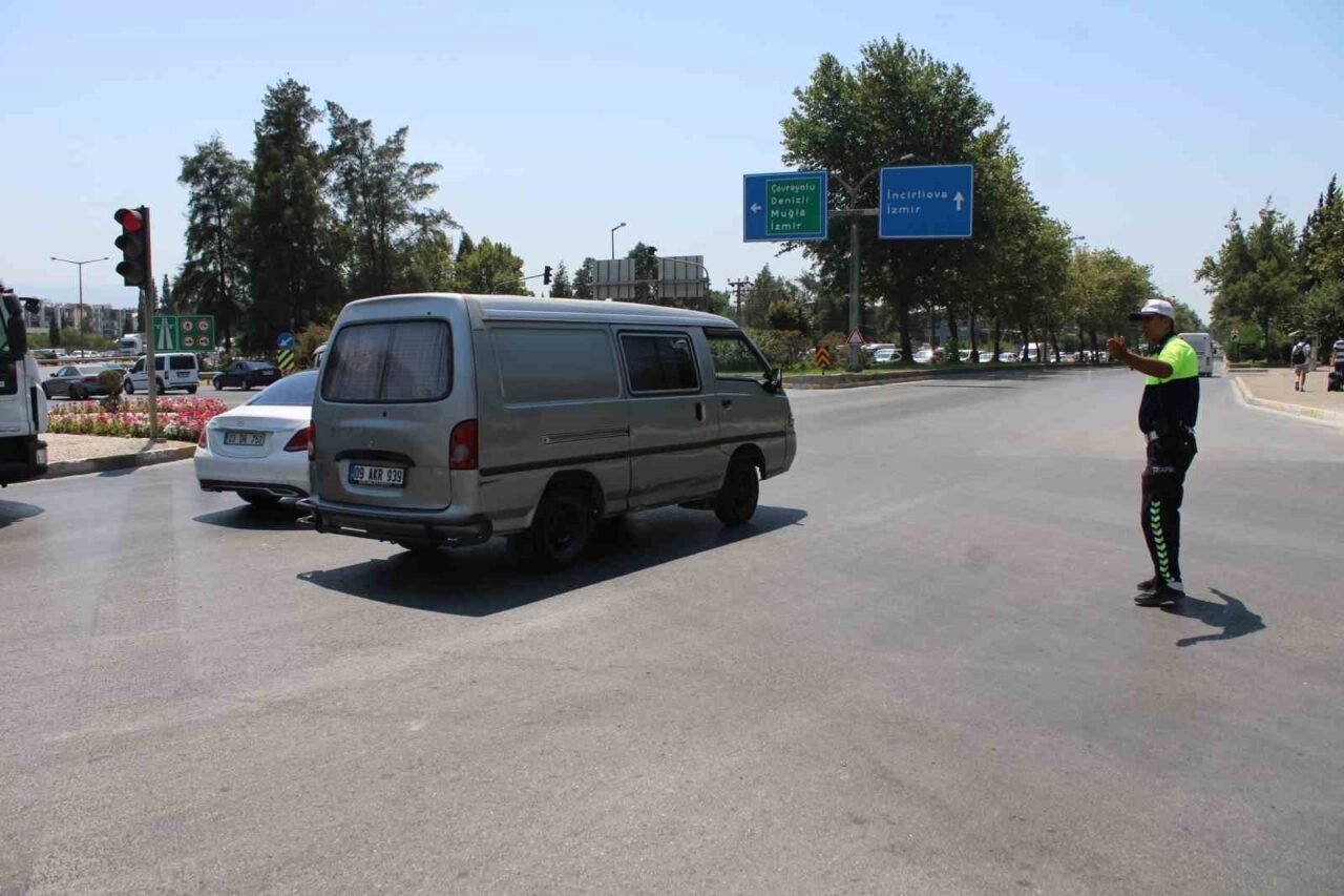Aydın-İzmir Otoyolu Germencik gişeleri yakınında çıkan ve rüzgarla geniş alana