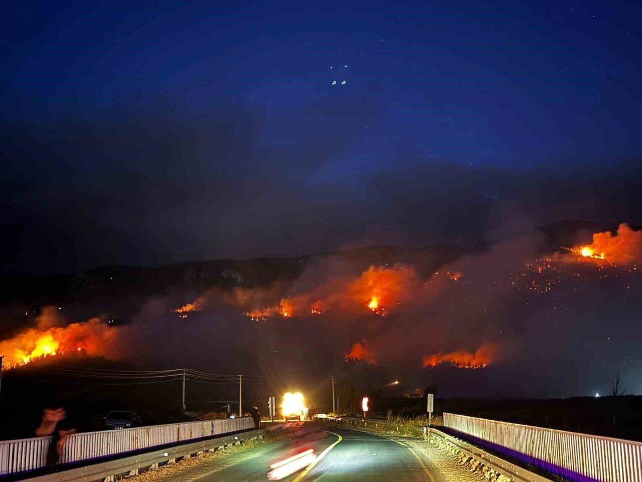 Sakarya’nın Geyve ilçesinde çıkan orman yangını, tahliye edilen bir mahalleye