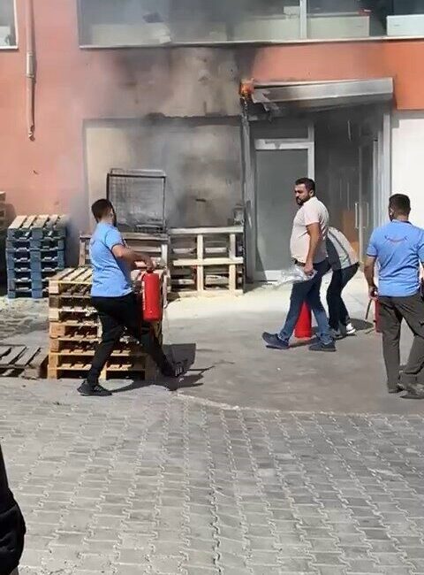 Nevşehir’de bir alışveriş merkezinin depo girişinde bulunan tahta paletler henüz