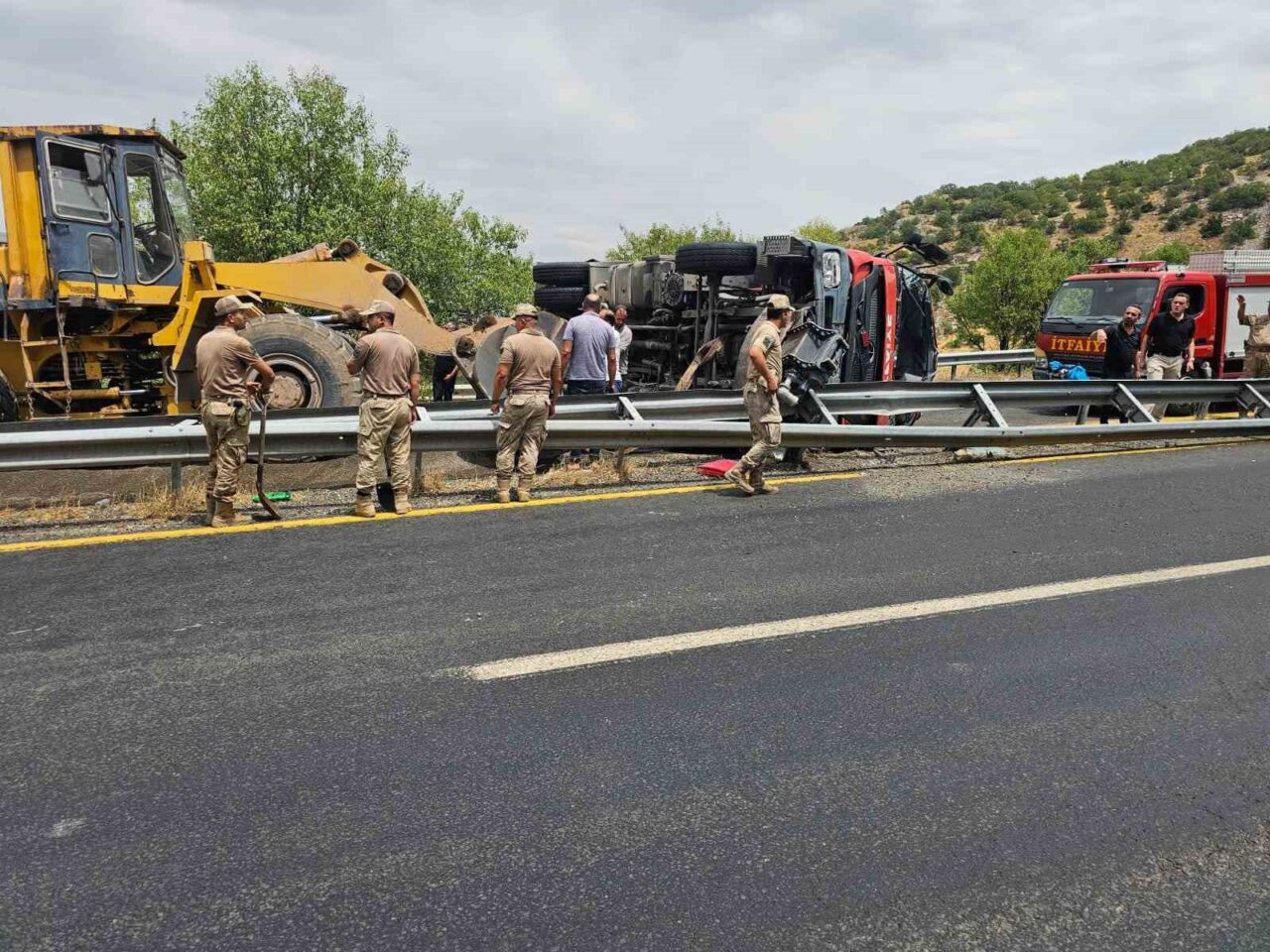 Diyarbakır’ın Ergani ilçesinde yangın söndürmeye giden itfaiye aracı devrildi, kazada