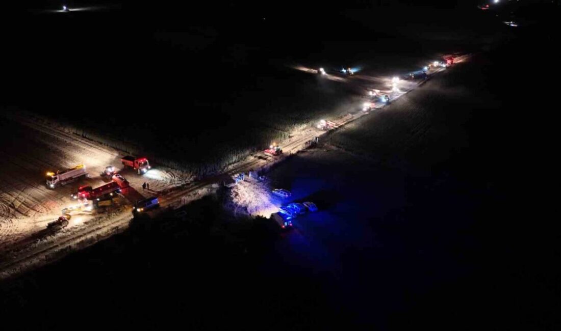 Edirne’de tarlada yangın çıktığını gören köy halkı, alevleri söndürmek için