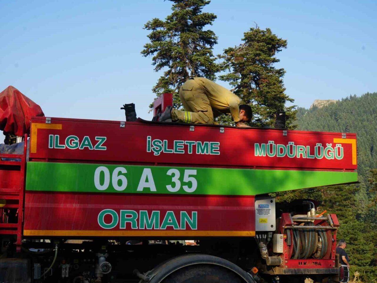 Çankırı’da orman yangınıyla mücadeleye katılan orman işletme personelinin ikindi namazını