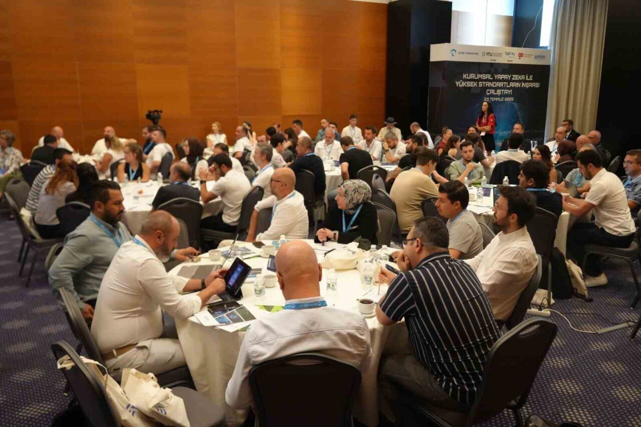 Kocaeli’de düzenlenen çalıştayda, yapay zekanın karar alma süreçlerinden veri güvenliğine,