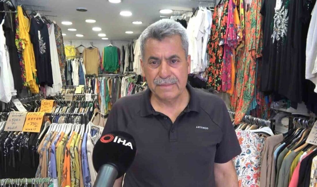 Bursalı esnaf Enver Koç, sokakta yaralı halde bulduğu kargayı kendi