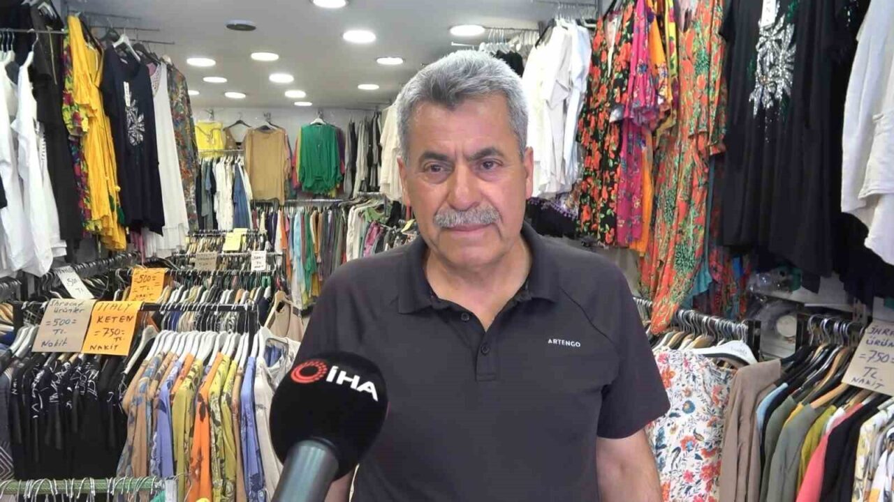 Bursalı esnaf Enver Koç, sokakta yaralı halde bulduğu kargayı kendi