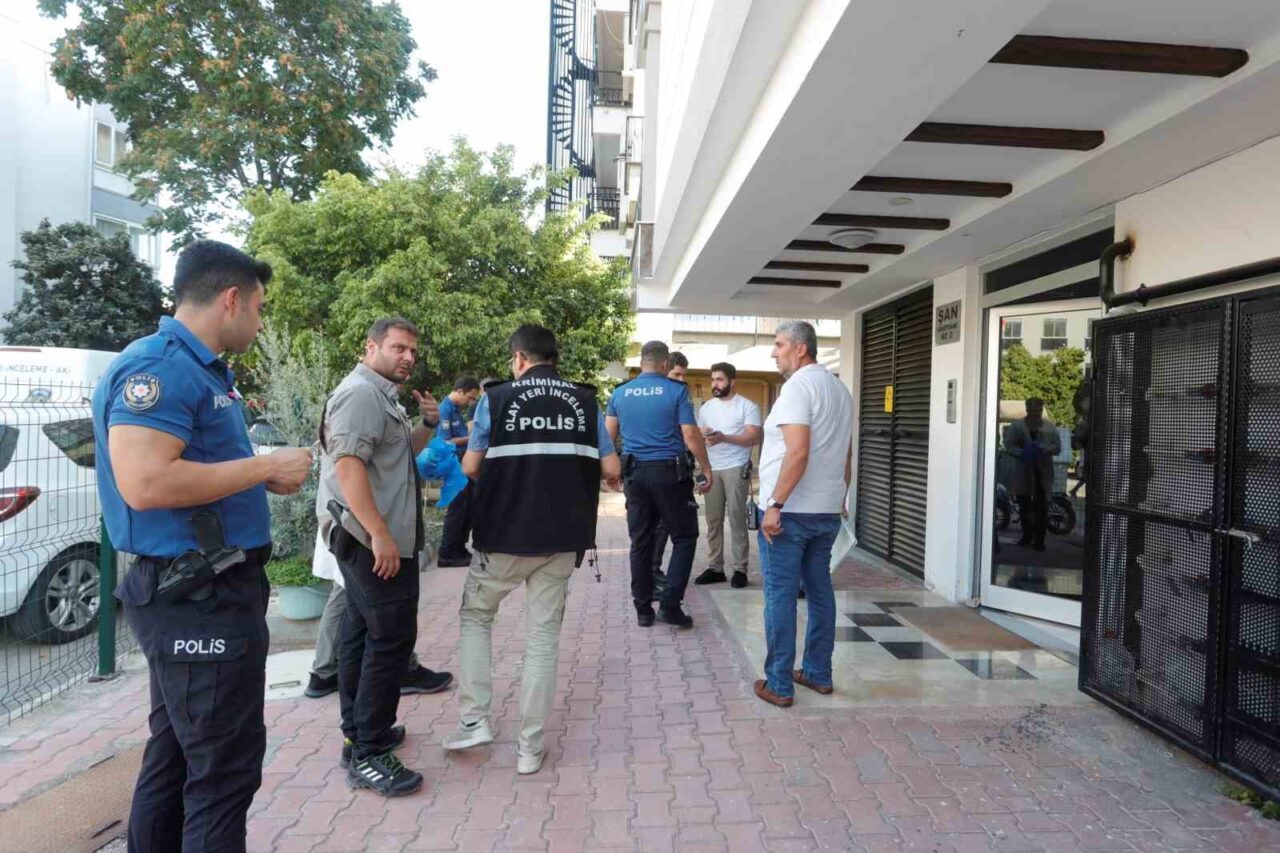 Antalya’da bir kişi, yaşadığı evin banyosunda boğazı kesilmiş halde ölü