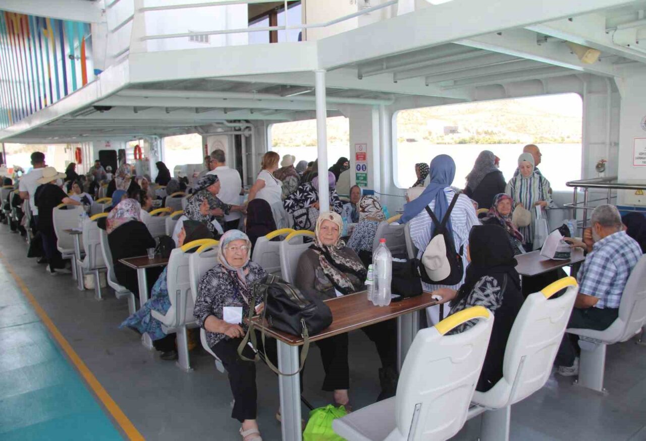 Gaziantep’te mavi ile yeşilin buluştuğu Fırat’ın eşsiz güzelliğinde feribot ile