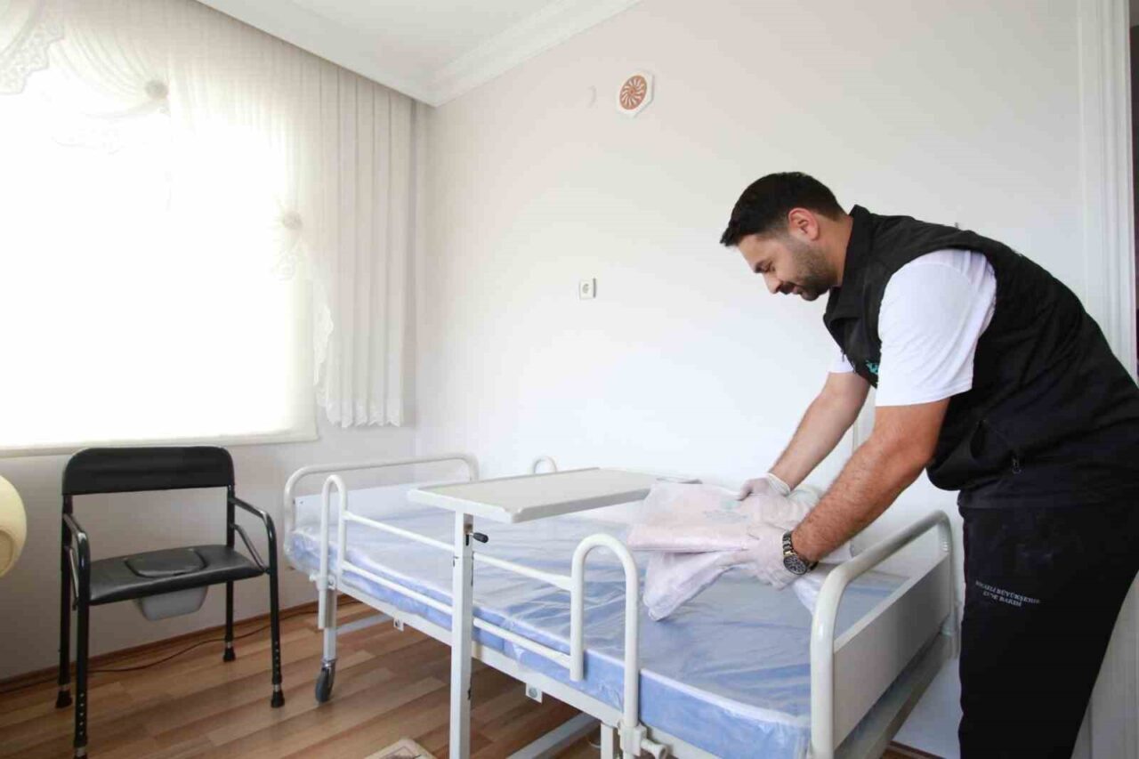 Kocaeli Büyükşehir Belediyesi, yatağa bağımlı bireylerin evde daha konforlu ve