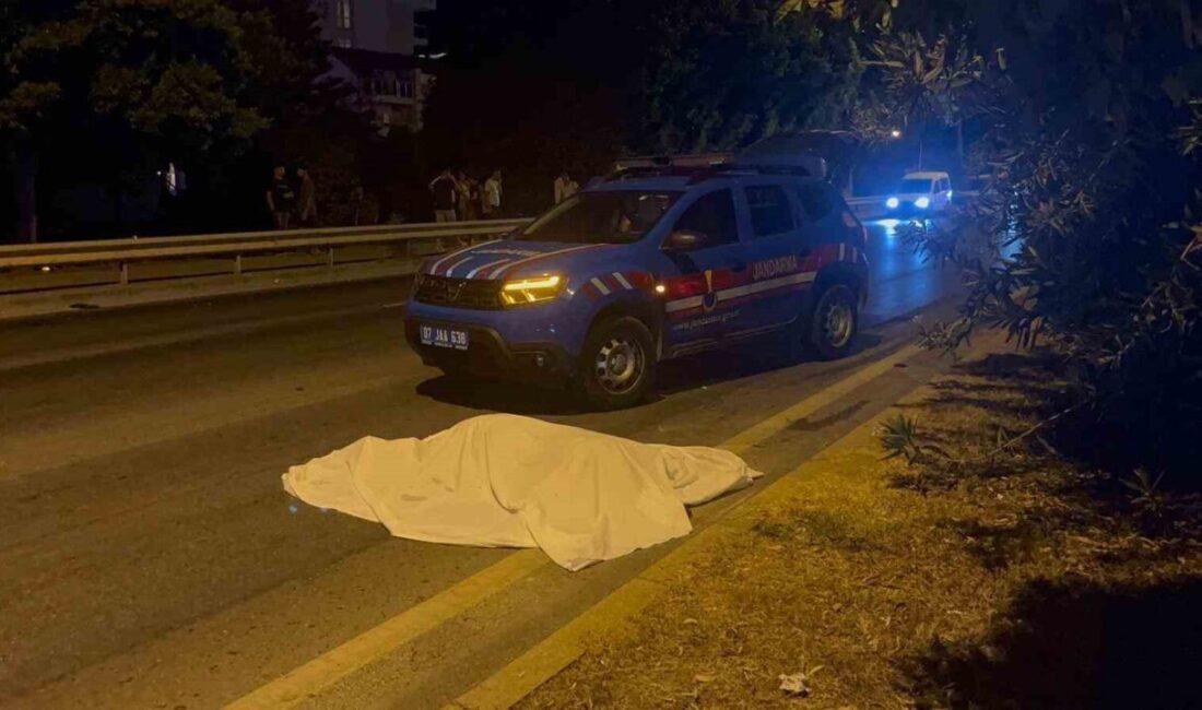 Antalya’nın Alanya ilçesinde meydana gelen trafik kazasında, yaya geçidinden yolun