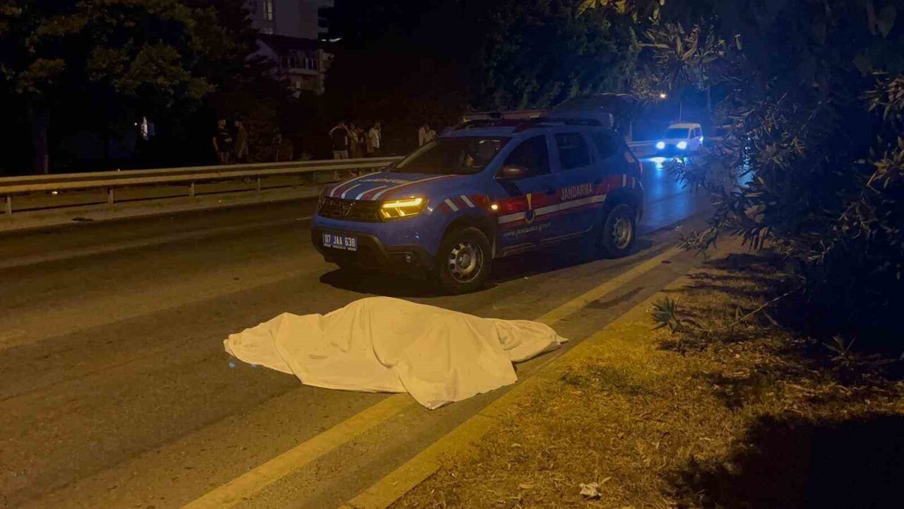 Antalya’nın Alanya ilçesinde meydana gelen trafik kazasında, yaya geçidinden yolun