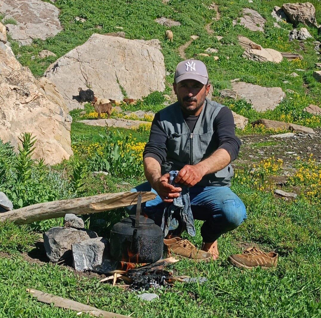 Hakkari’nin Şemdinli ilçesi Geverok Yaylası’nda koyun otlatırken kalp krizi geçiren