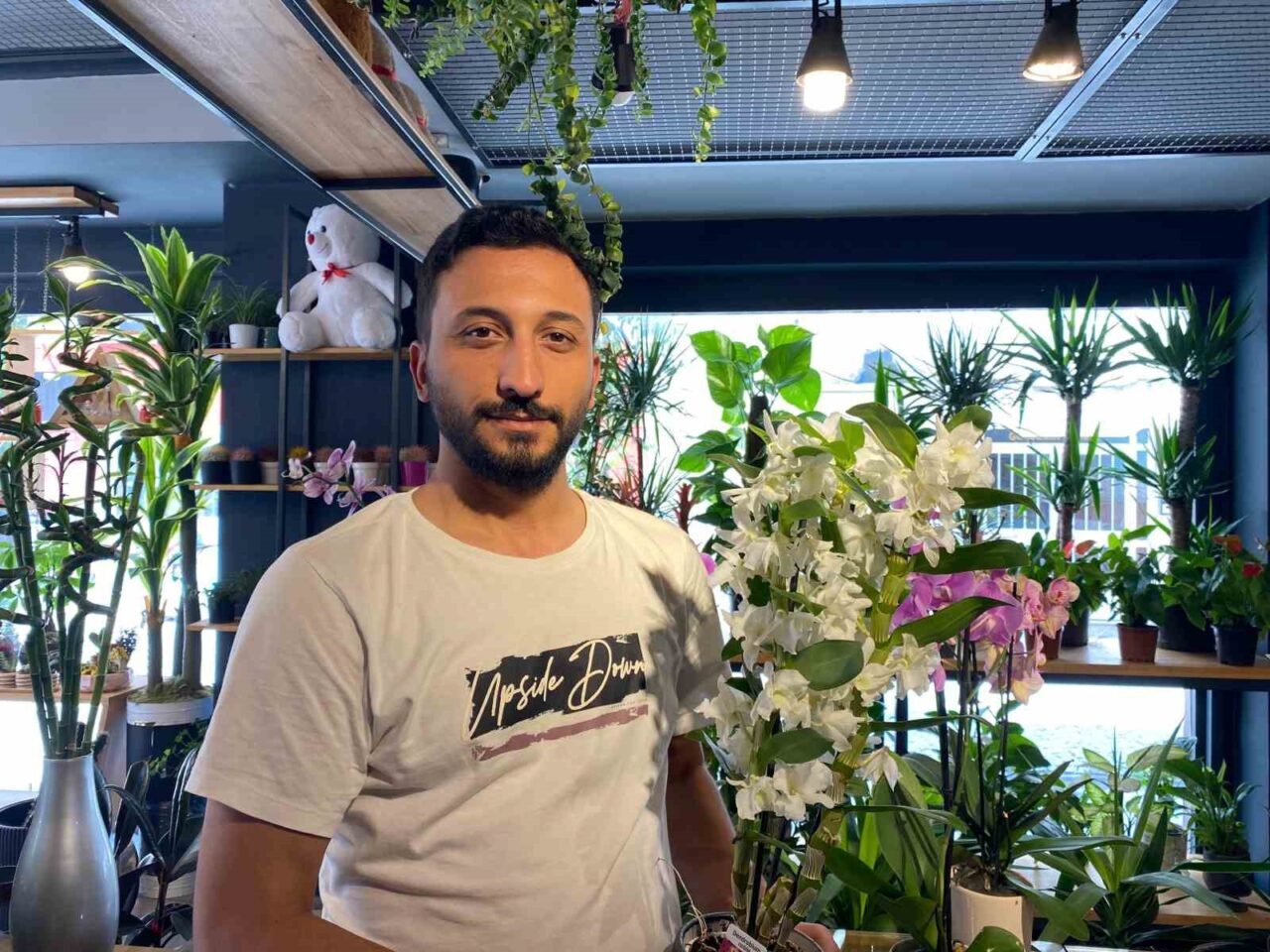 Eskişehirli çiçek satıcısı Murat Doğan, yaz aylarında bitkilerde yanlış sulama