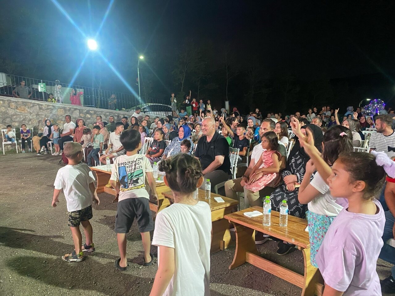 DÜZCE(İHA) – Çilimli Belediyesi tarafından düzenlenen yaz akşamı şenliğinde büyükler