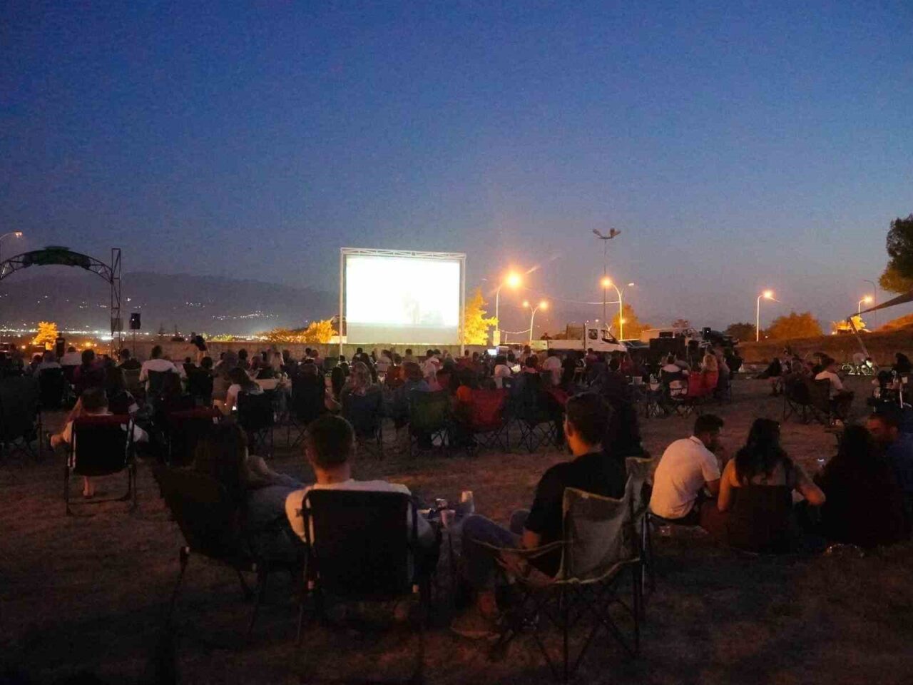 Düzce Belediyesi, mevsim normallerinin üzerinde seyreden yaz gecelerini Açık Hava