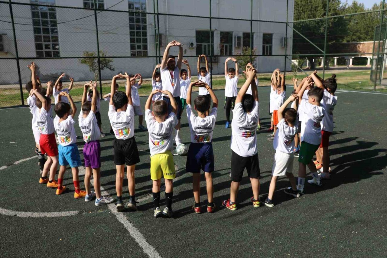 Diyarbakır Büyükşehir Belediyesi’nin düzenlediği ücretsiz Yaz Spor Okulları, 11 branşta