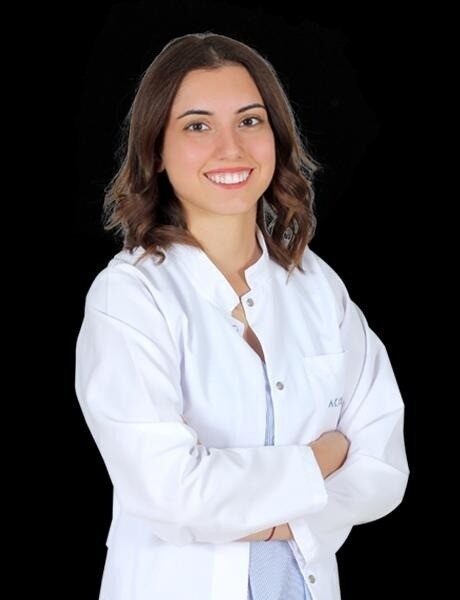 Yaz tatilinde sağlıklı ve dengeli beslenmenin mümkün olduğunu belirten Acıbadem