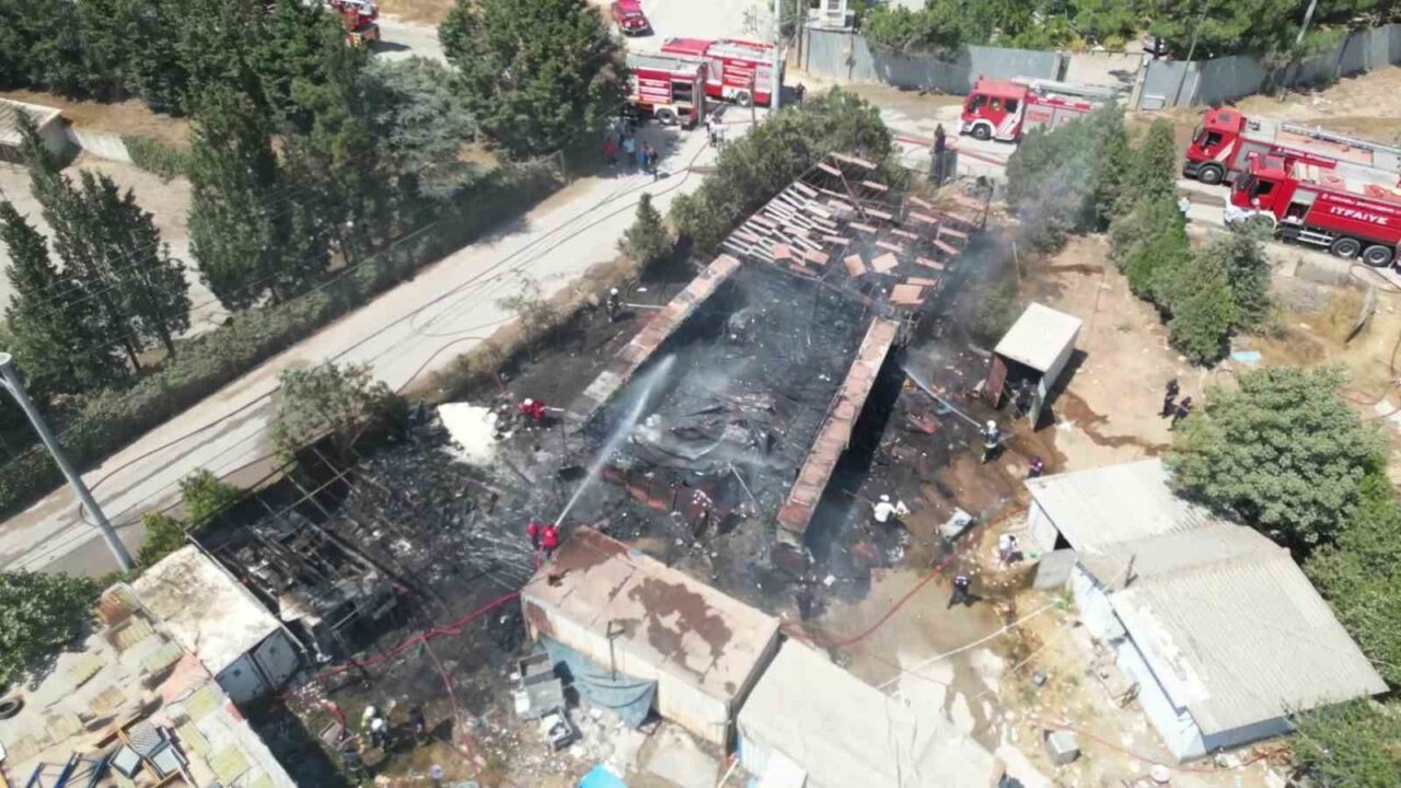 Kocaeli’nin Gebze ilçesinde Yediemin otoparkının malzeme deposunda yangın çıktı. Depo