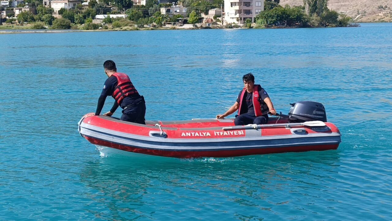 Antalya’nın Manavgat ilçesinde bir çocuk, yeğeninin baraj gölüne düşen terliğini